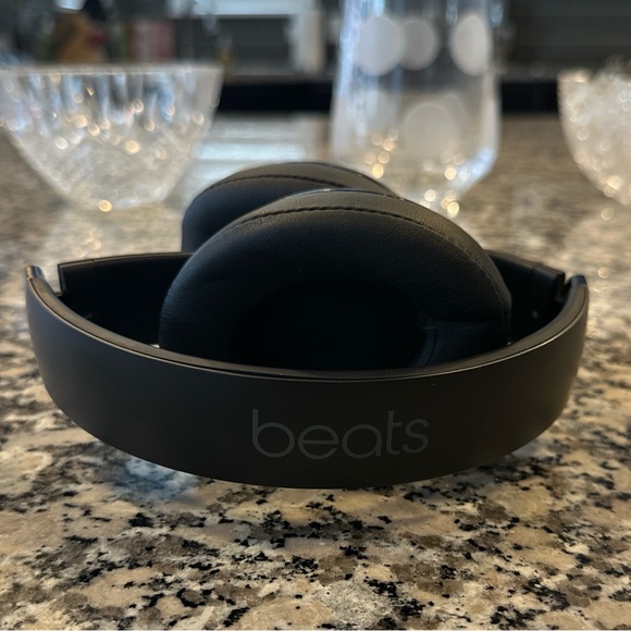 BEATS BY DRE Studio — Wireless Bluetooth Headphones — Matte Black Color - Picture 5 of 12